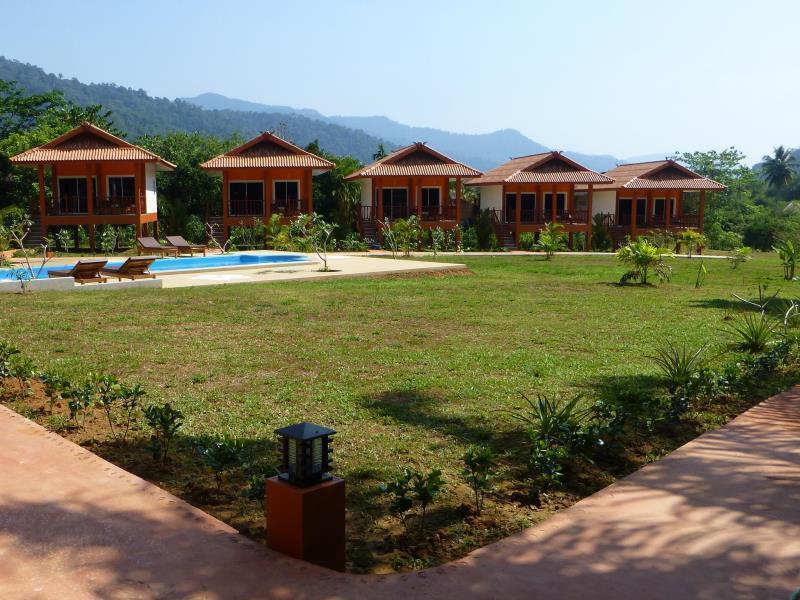 Khao Sok Jasmine Garden Resort - Sha Certified Khao Sok National Park Екстер'єр фото